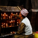 A Nepalczycy palÄ Åwieczki, zatopieni w modlitwie...