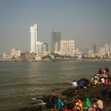 Kąpiel w morzu, z widokeim na mumbaiską metropolie.