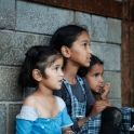 Lokalne dzieci pod Manu Temple, Manali